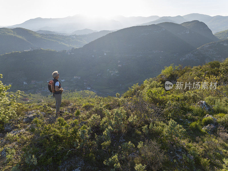 一个成熟的男人在地中海的山坡上放松的鸟瞰图