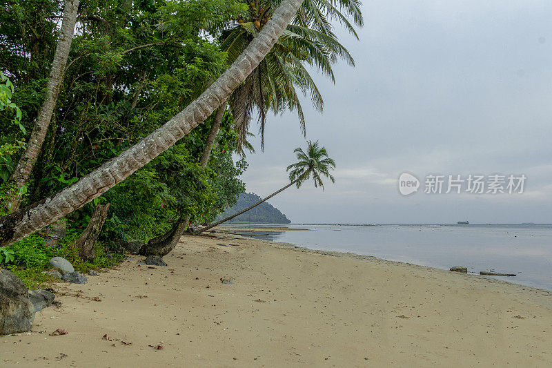 巴东尼瓦纳海滩黄昏全景