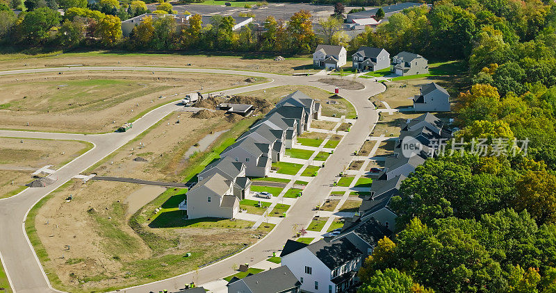 密歇根州安娜堡正在开发的土地旁的房屋