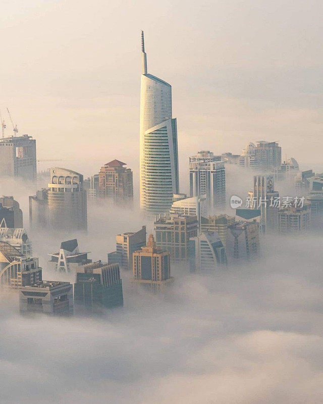 冬日清晨，世界上最高的摩天大楼被浓雾包围。迪拜,阿联酋