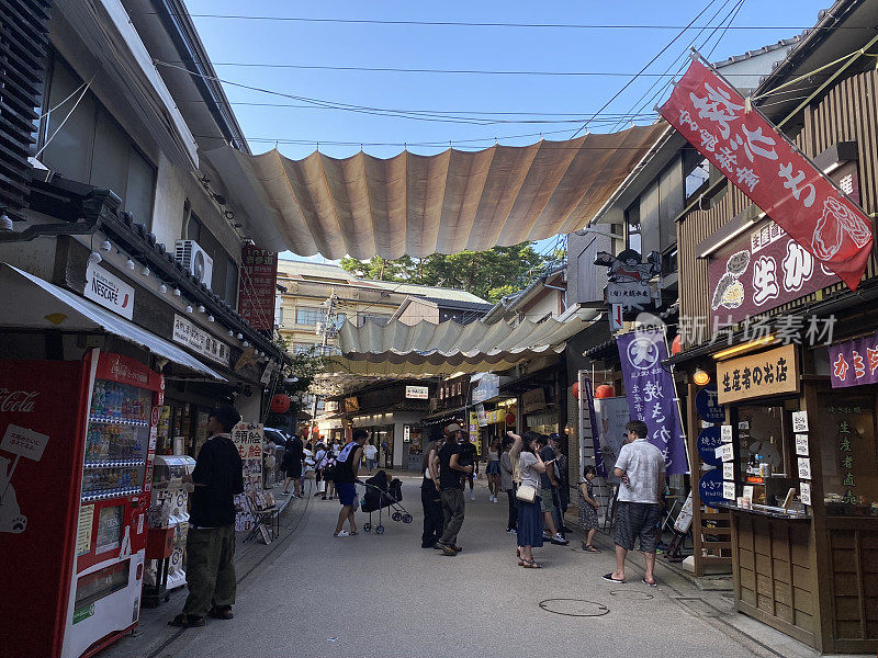 日本-广岛附近的宫岛-购物街和街头小吃