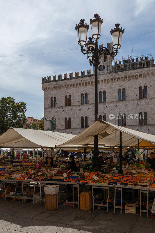 意大利，恰瓦里——水果和蔬菜市场