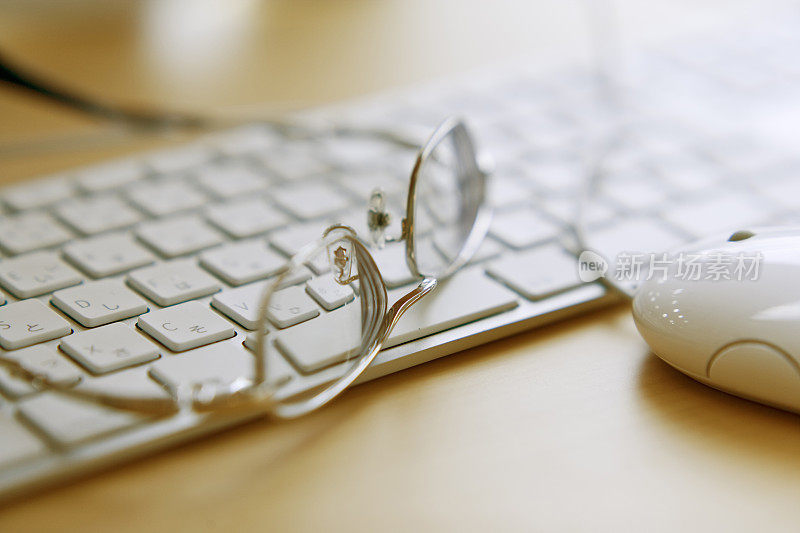电脑键盘、鼠标和眼镜