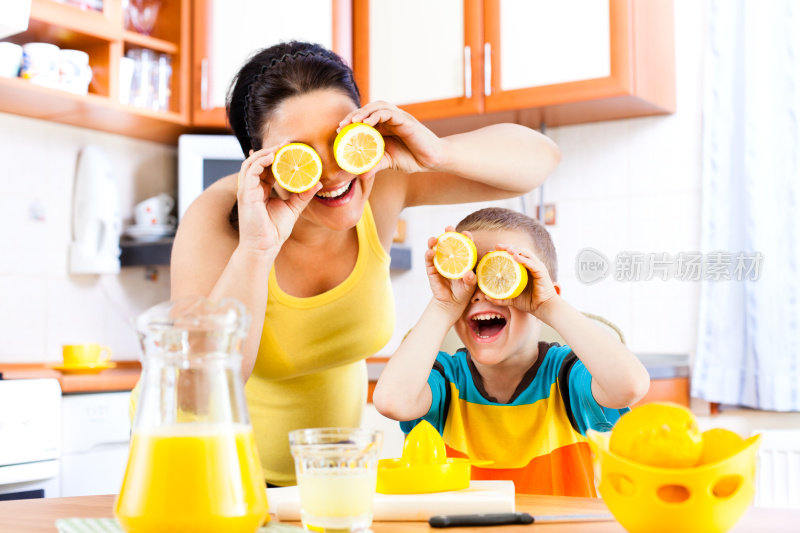系列:母亲和孩子制作柠檬水