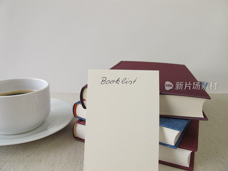 书，空白的书单和一杯咖啡
