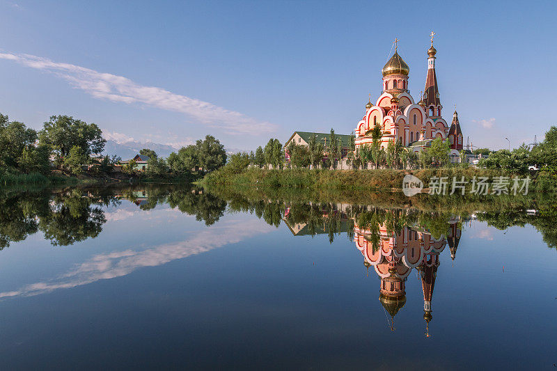 哈萨克斯坦阿拉木图，一座俄罗斯东正教教堂的倒影
