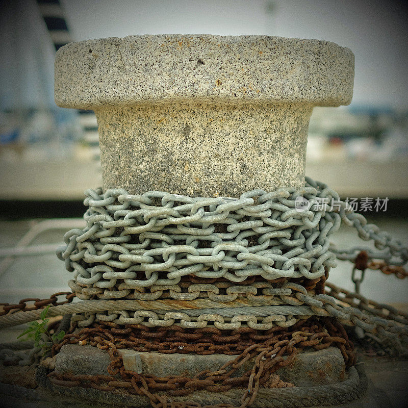 用锚链系泊在海边码头上的系缆柱