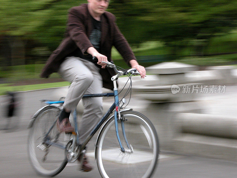骑着自行车超速