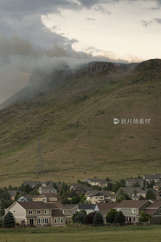 烟雾闪电引发了金科罗拉多南桌山的野火