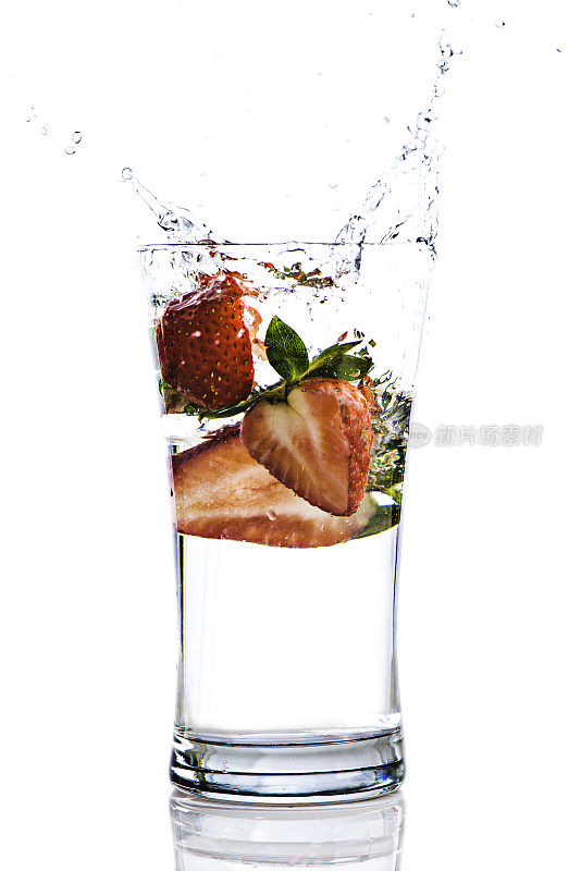 草莓在一杯水里飞溅