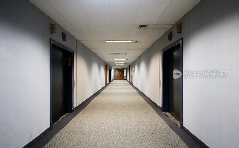 有电梯的长走廊或走廊