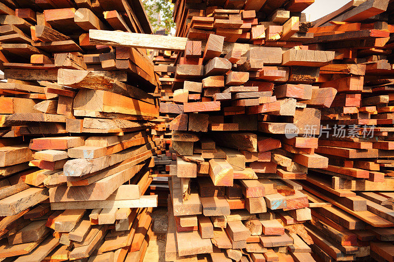一堆刚磨好的红木木材