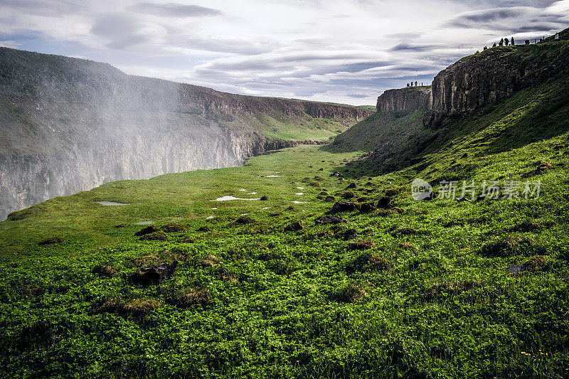 高塔边缘的瀑布视角。河峡谷、冰岛