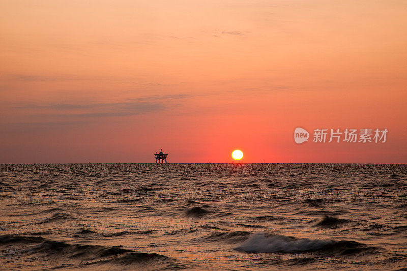 日落的海上石油平台