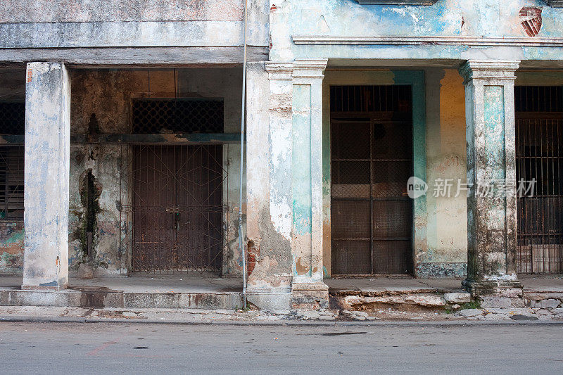 古巴哈瓦那，破败的建筑入口