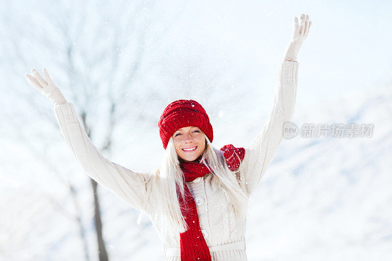 微笑的年轻女子享受在雪和冬天