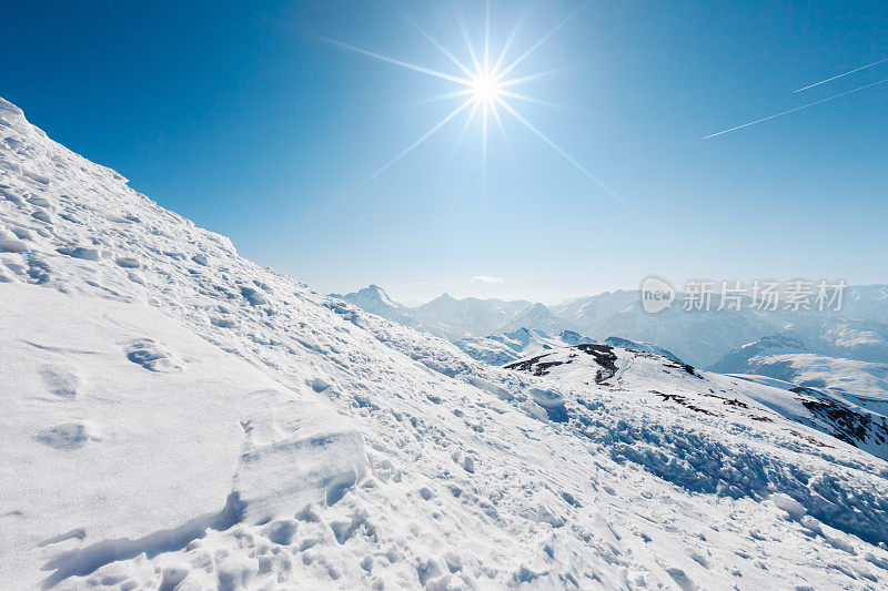 山顶有粉雪