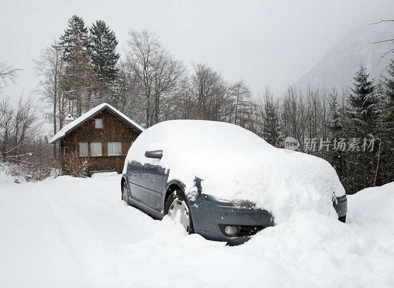 被雪覆盖的汽车