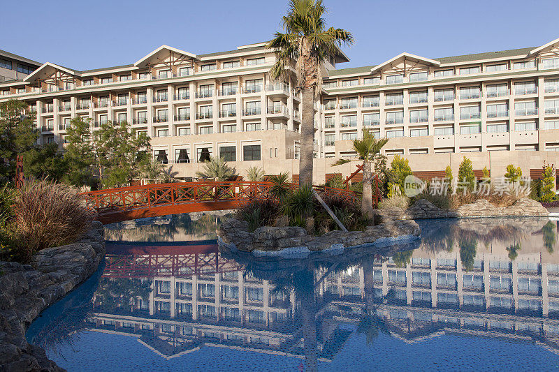 土耳其安塔利亚海岸的游泳池和酒店
