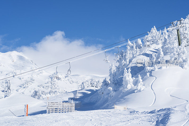 滑雪胜地被雪覆盖的斜坡