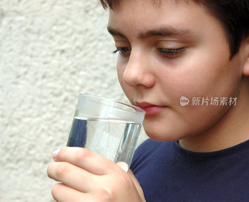 拿着一杯水的男孩