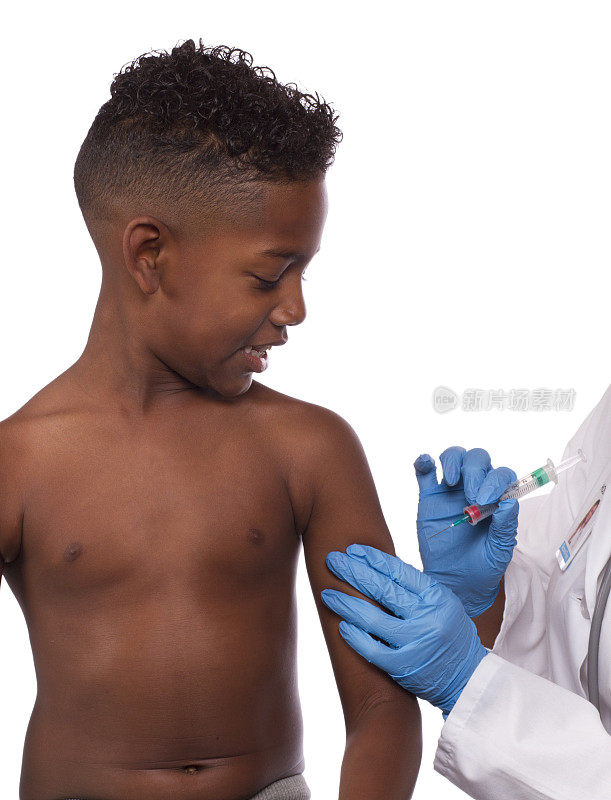 非裔美国男孩接种疫苗