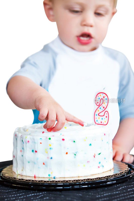 两岁的小男孩偷偷尝了一口他的蛋糕