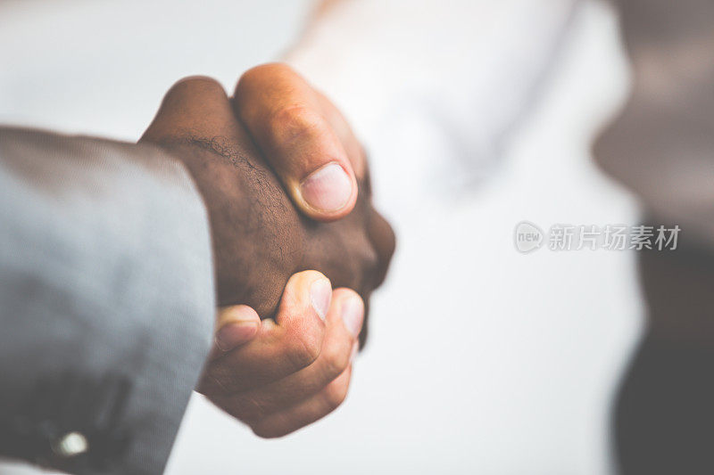 非洲人和白人之间的握手