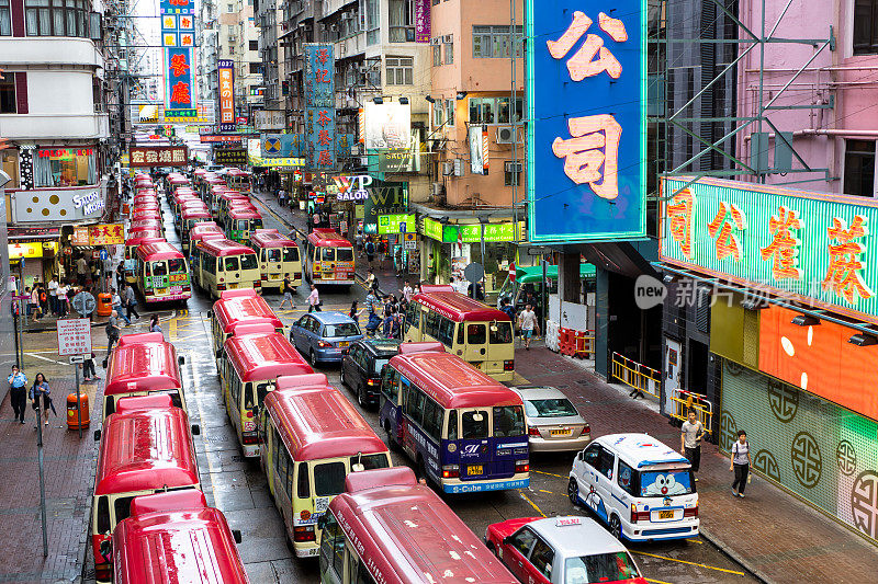 香港街道，小巴和标志随处可见