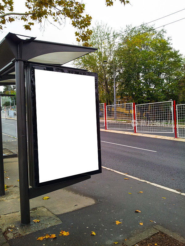 一个空白广告牌的公共汽车站