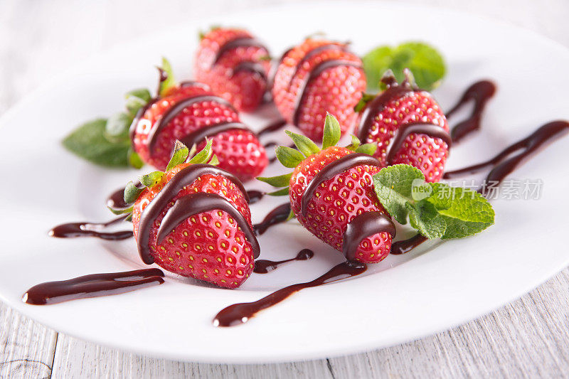 草莓蘸巧克力酱