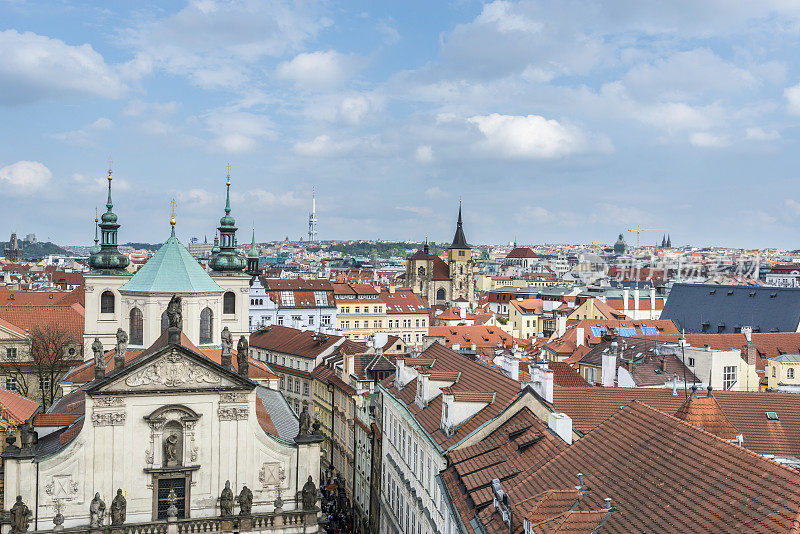 鸟瞰图老布拉格，红色瓦片屋顶，捷克共和国。