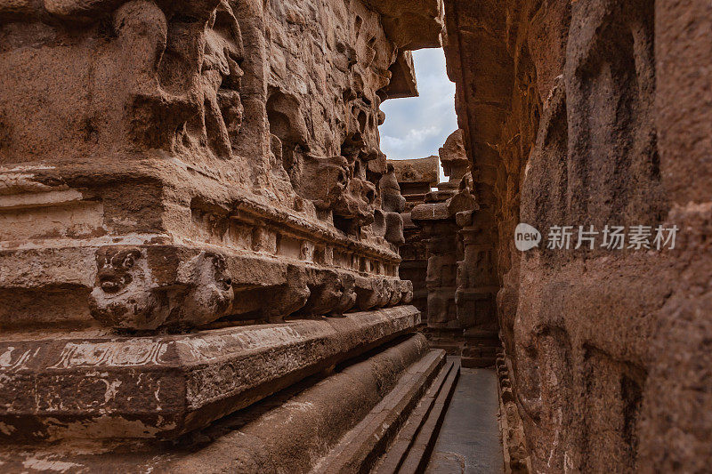 印度马哈巴利普兰——8世纪海岸寺庙内部绕行通道