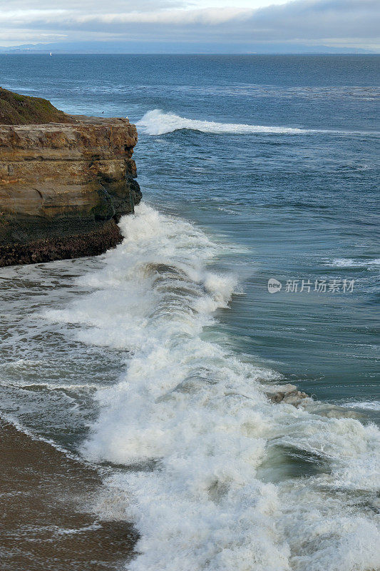 圣克鲁斯海岸的海浪