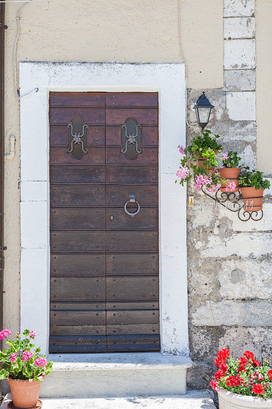 意大利:有花盆的旧门
