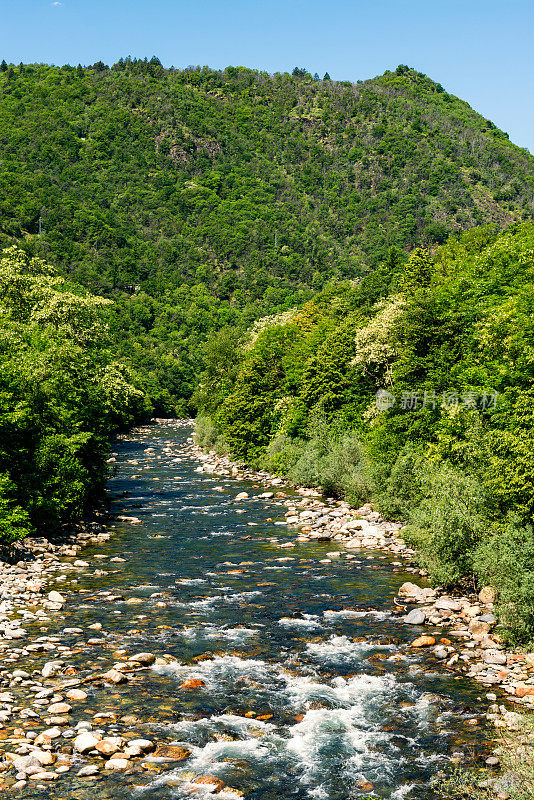 马焦雷湖的坎诺比奥山谷