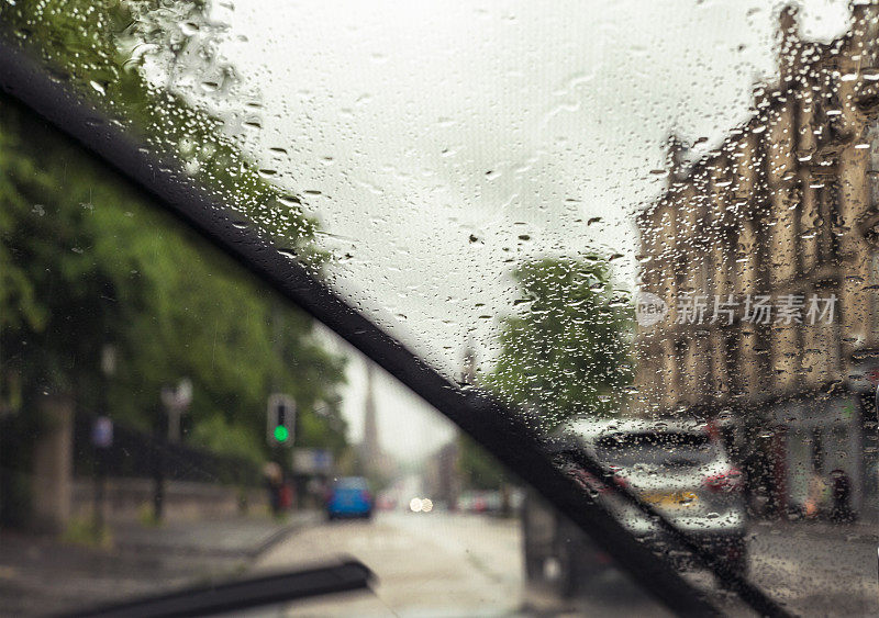 英国城市雨天驾驶