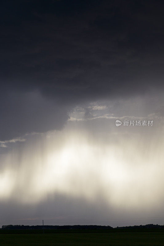 充满阳光和雨水的暴风雨天空