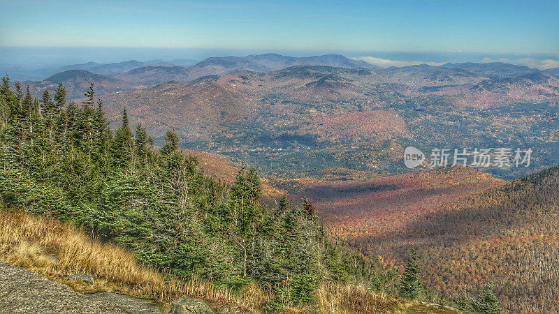 阿迪朗达克高峰地区秋天树叶从喀斯喀特山，纽约