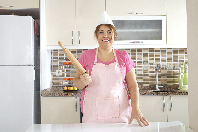 女厨师或家庭主妇展示擀面杖