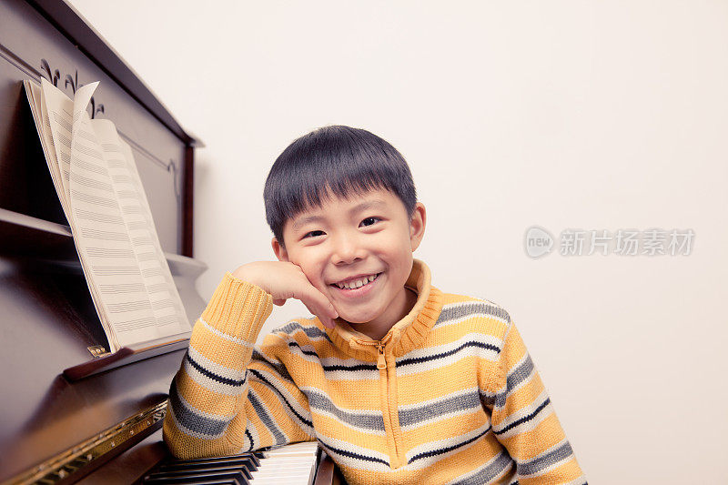 小男孩在弹钢琴