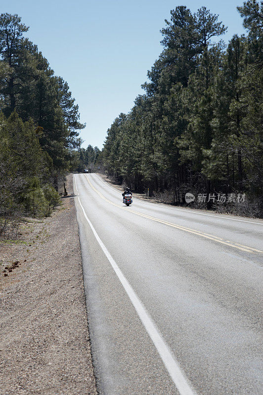 亚利桑那州公路上的摩托车