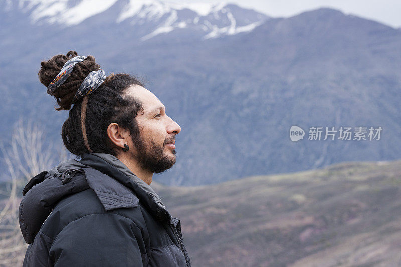 披着雷鬼辫的山地人