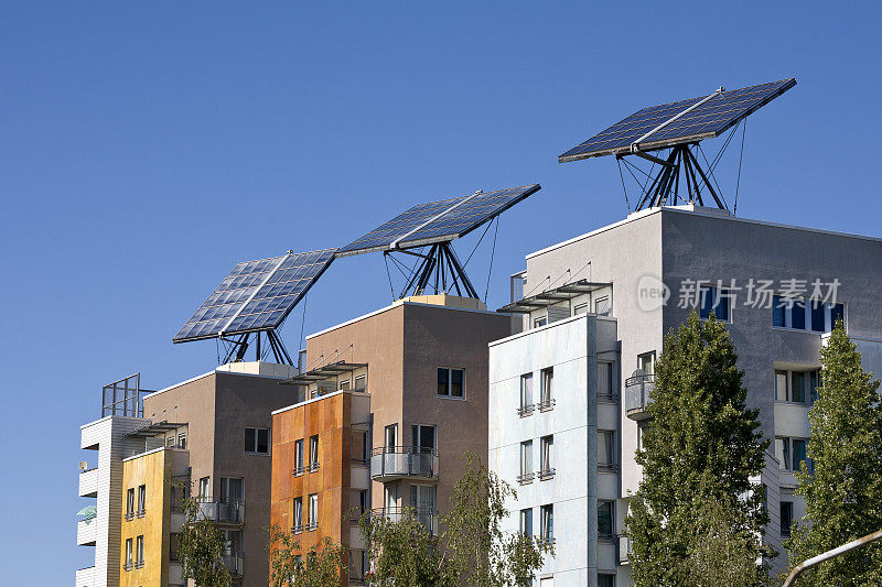 郊区公寓的大型太阳能电池板