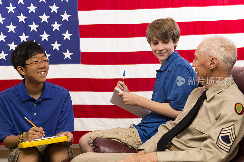 军事:十几岁的男孩们采访一位退伍军人。