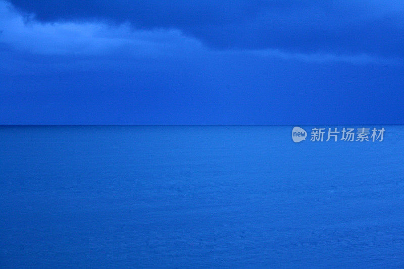 风平浪静，远处有暴风雨