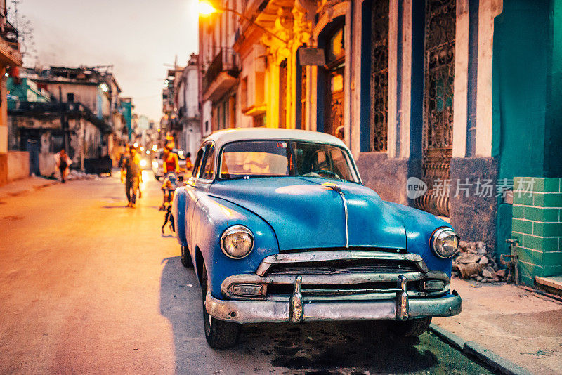 黄昏时分，古巴街头的一辆美国老爷车