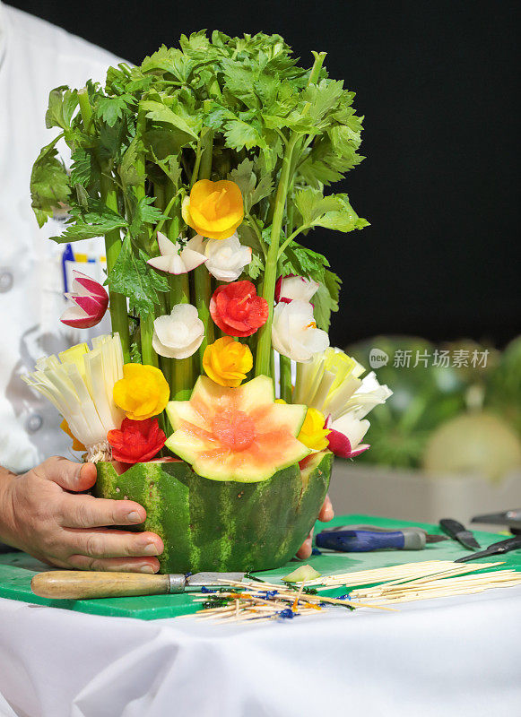 由蔬菜制成的创意新鲜餐桌装饰品