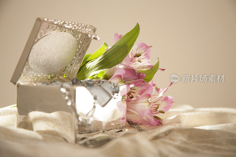 母亲节的记忆。古董银首饰盒，鲜花。