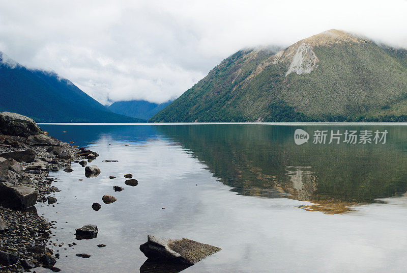 雾蒙蒙的晨湖与倒影